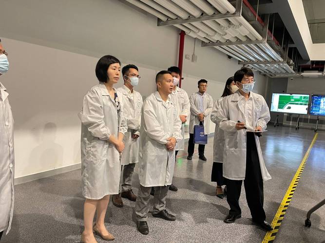 专班在新华三智能工厂考察(央广网发 海口国际投资促进局供图)据了解